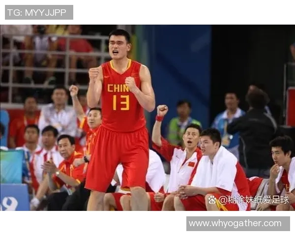 姚明与足球明星同框合影展现体育巨星的友谊与合作精神 姚明与足球明星同框合影展现体育巨星的友谊与合作精神